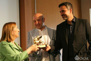 Carlos Quintans and Iñaqui Carnicero receiveng the Golden Lion from the Spain Minister of Public Works